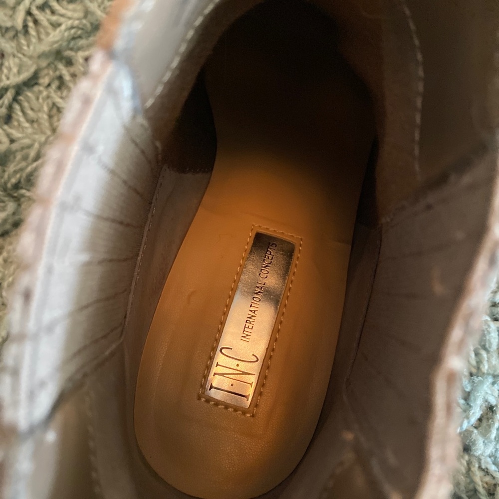 Size 7.5 booties - Picture 3 of 4